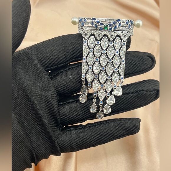 Regal Elegance Crystal Brooch-Vintage Art Deco Pin with Pearls and Gem Accents - Picture 7 of 10